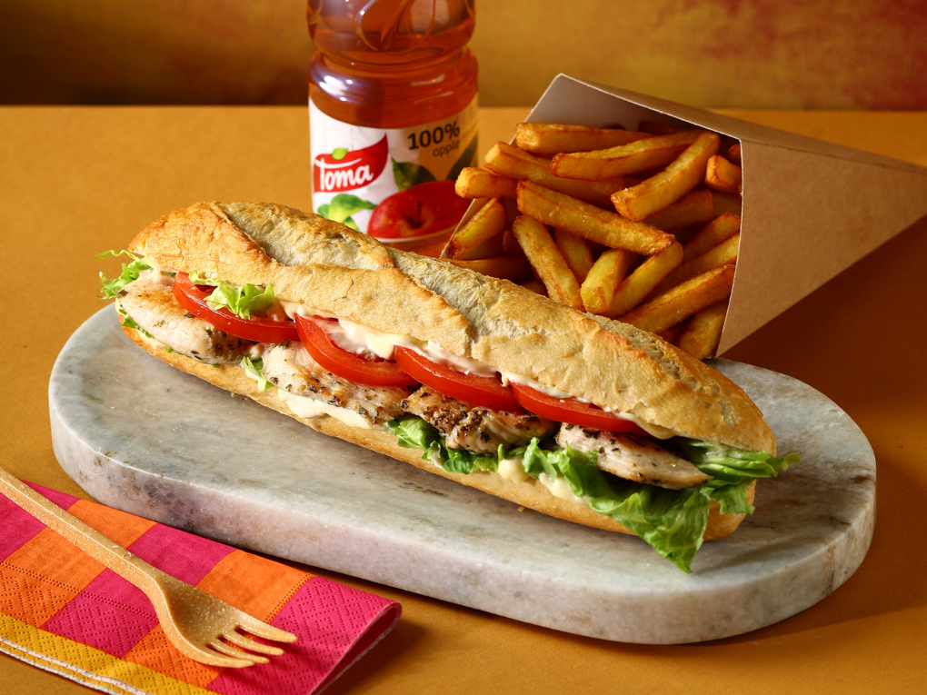 Przykładowy zestaw La Bocata: zapiekanka z grillowanym kurczakiem, frytki i sok jabłkowy.